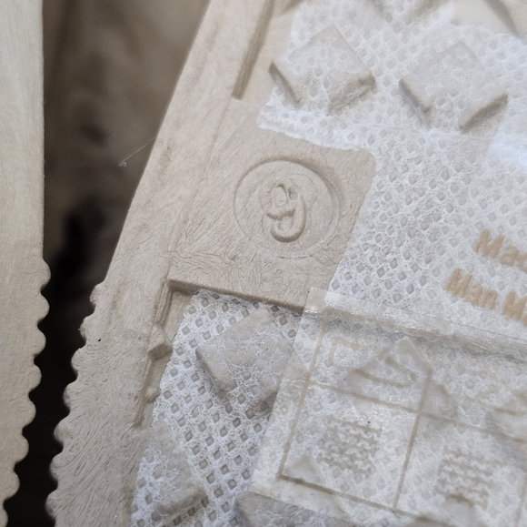 Cozy Fuzzy Soft Warm Slipper Shoes Poms Size 9 Snow Winter Streetwear Natural - Picture 9 of 10